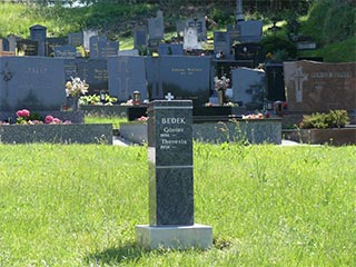 Urnensäule Herr und Frau Bedek